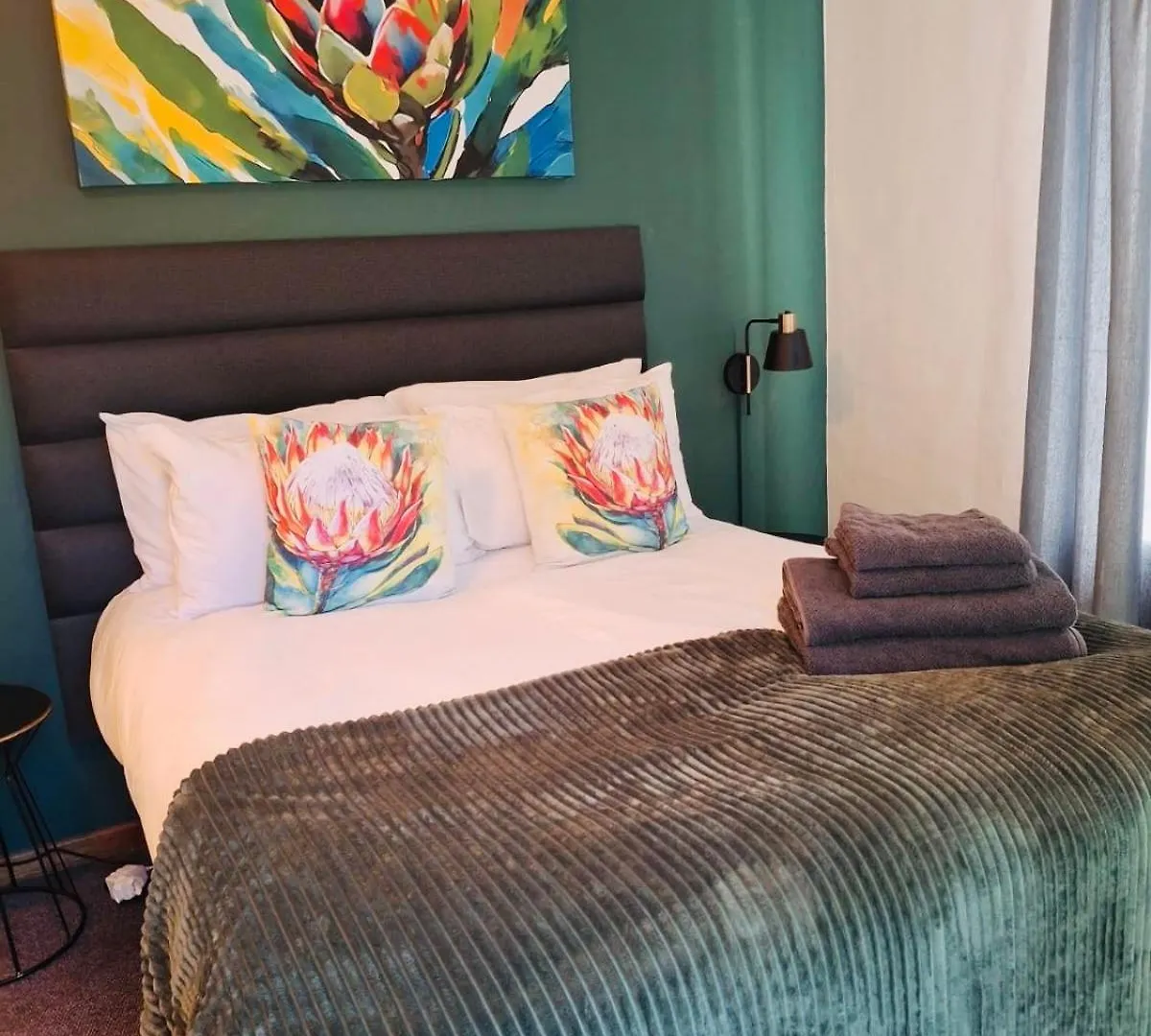 Dee-One'S At Napier,Kenridge,Self Catering Apartment With Pool