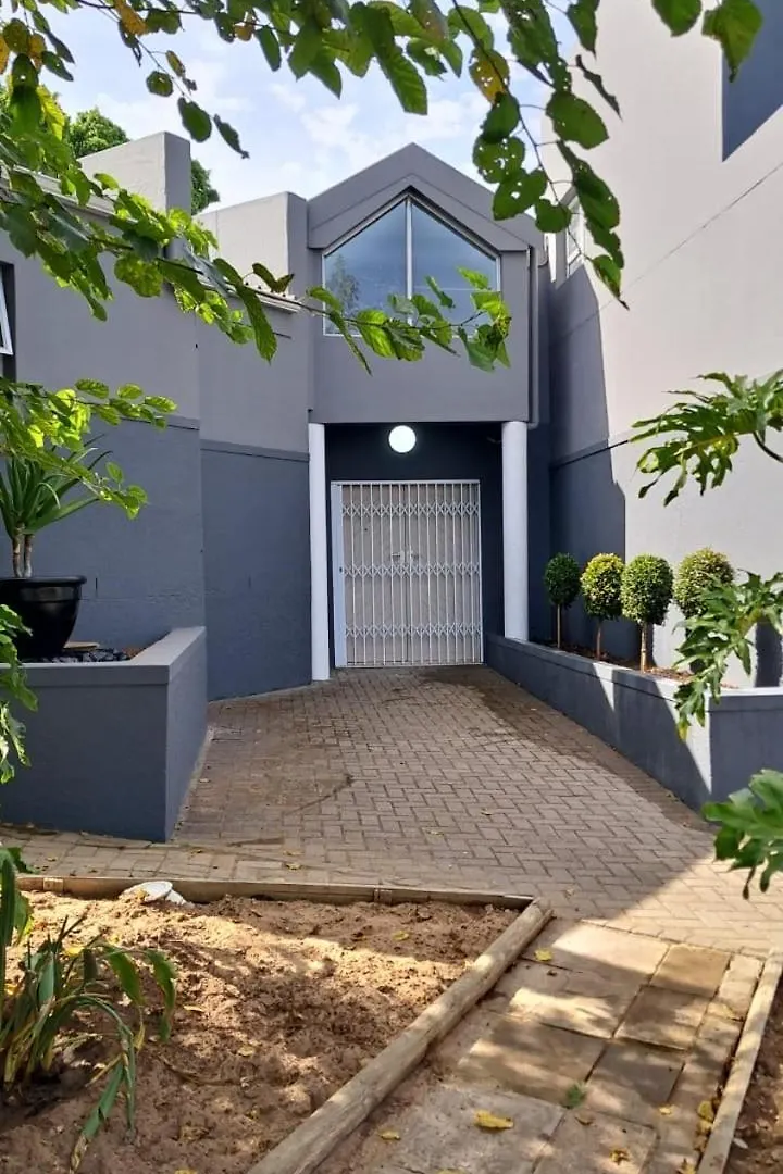 Dee-One'S At Napier,Kenridge,Self Catering Apartment With Pool